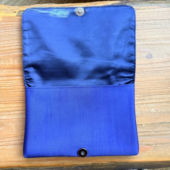 NWT- Shirleah Embroidered Crab Navy and Red Clutch - Picture 2 of 5